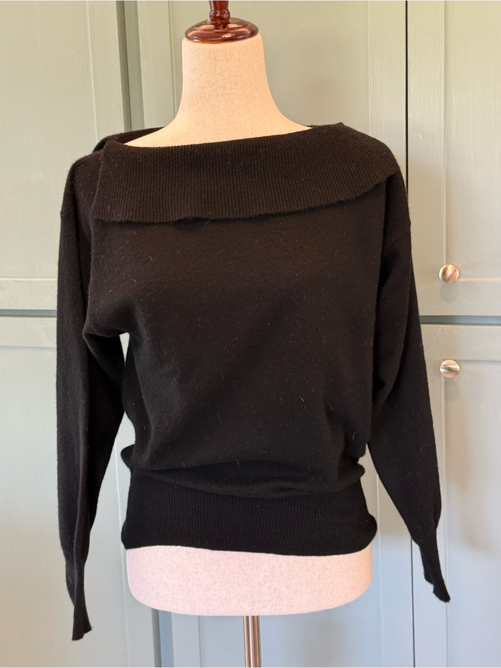 Carlisle Black Off-the-Shoulder boat neck cashmere sweater